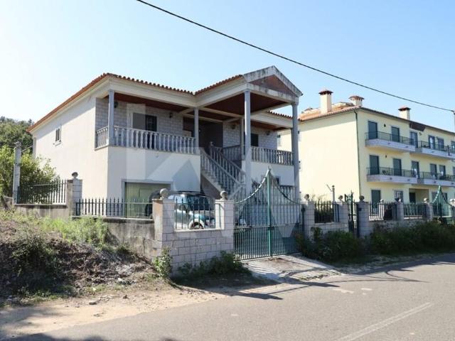 Moradia de 3 pisos, garagem e terreno em Coja, Arganil