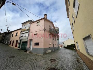 Moradia de 3 pisos na aldeia dos Trinta