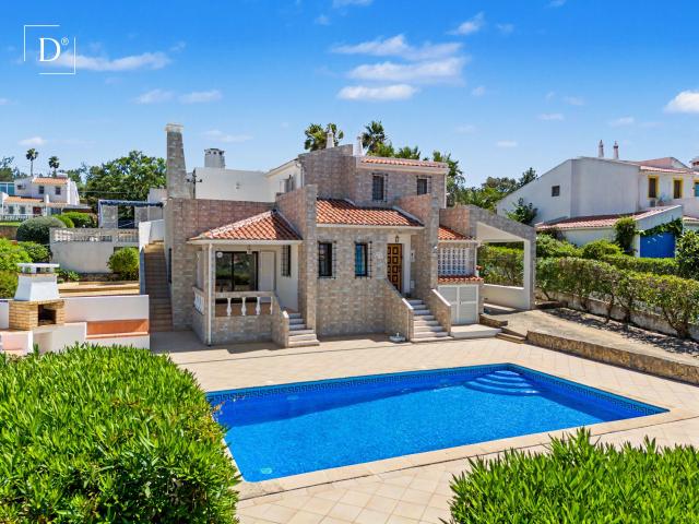 Moradia de 3 quartos com piscina e vistas para o campo
