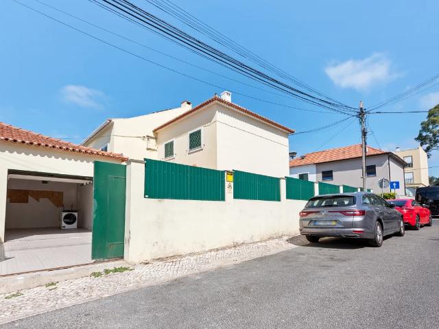 Moradia de 3 quartos, espaço exterior e garagem box | Caselas