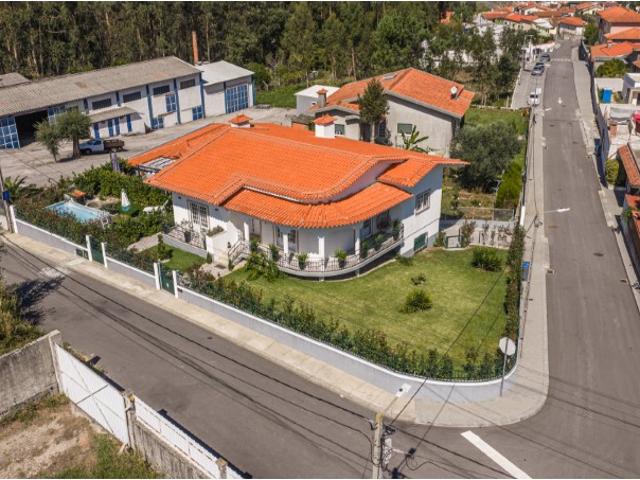 Moradia de 4 frentes 1116 m² de terreno, 380 m² de construção, Piscina, Jardim e Garagem p/4 carros