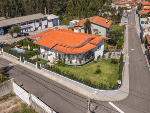 Moradia de 4 frentes 1116 m² de terreno, 380 m² de construção, Piscina, Jardim e Garagem p/4 carros