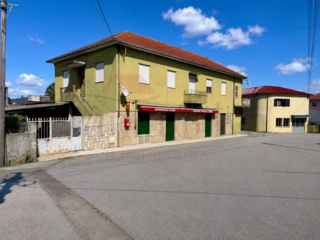 Moradia de 4 Frentes com Comércio para Venda em Campo, Valongo