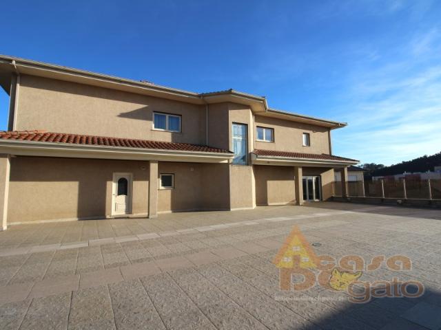 Moradia de 4 frentes com cave de 700 M2
