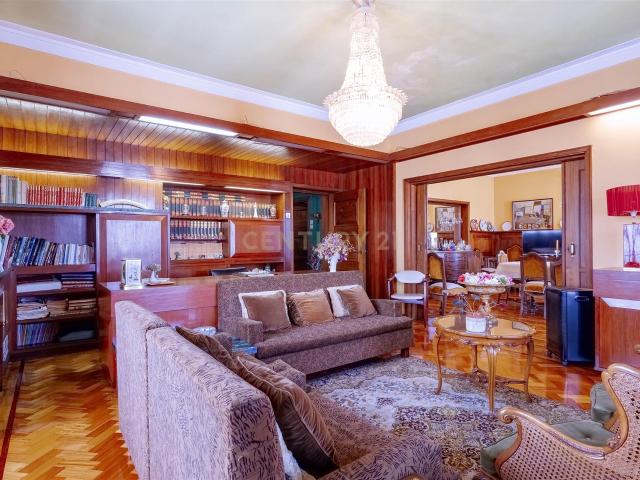 Moradia de 4 Frentes com terreno de 2500m2 junto a igreja no. 657m² Paranhos