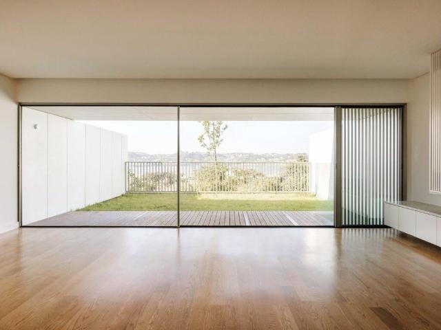 Moradia de 4 pisos com varandas, jardins e garagem 0m² Alcântara