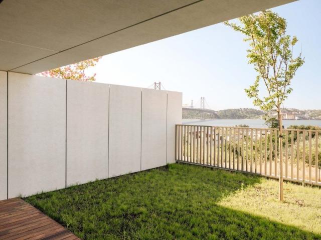 Moradia de 4 pisos com varandas, jardins e garagem 287m² Alcântara