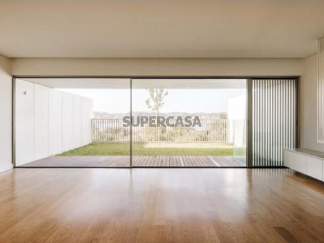 Moradia de 4 pisos com varandas, jardins e garagem