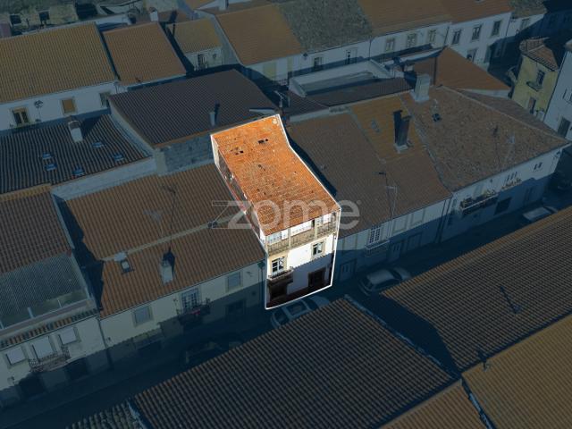 Moradia de 4 Pisos para restaurar ou transformar em apartamentos