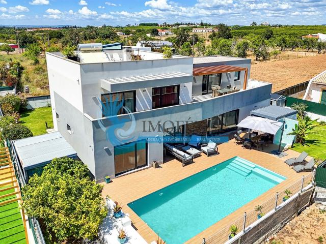 Moradia de 4 quartos com piscina aquecida, perto das praias. 315m² Guia