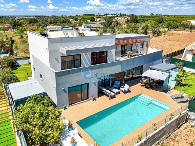 Moradia de 4 quartos com piscina aquecida, perto das praias. 315m² Guia