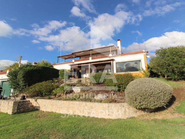 Moradia de 4 quartos com piscina e garagem