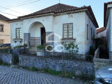 Moradia de 3 Quartos para Renovar em Tortosendo