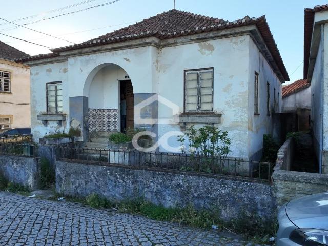 Moradia de 3 Quartos para Renovar em Tortosendo