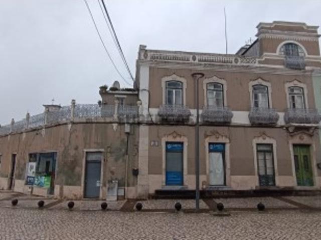 Moradia de 5 quartos para recuperar, um refúgio com potencial em Bombarral e Vale Covo