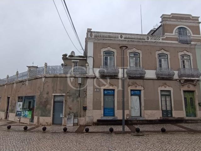 Moradia de 5 quartos para recuperar, um refúgio com potencial em Bombarral e Vale Covo