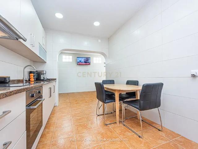 Moradia de 6 assoalhadas c/ garagem SEMI RENOVADA