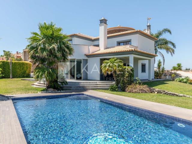Moradia de 7 3 + 4 quartos, moderna e luminosa com piscina aquecida, jardim espaçosos, garagem e cave amplos num beco recatado de Albufeira