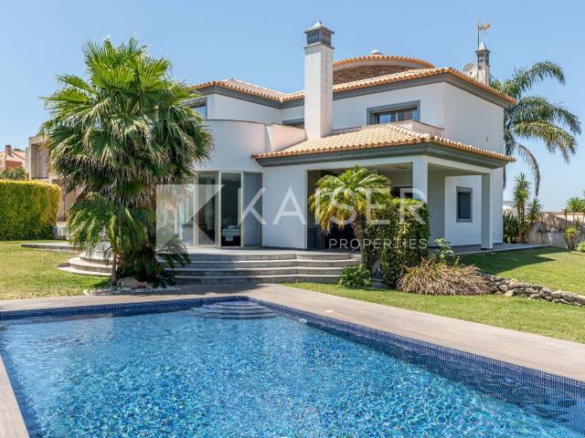 Moradia de 7 3 + 4 quartos, moderna e luminosa com piscina 210m² Albufeira e Olhos de Água