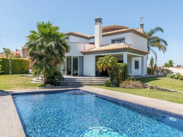 Moradia de 7 3 + 4 quartos, moderna e luminosa com piscina. 210m² Guia