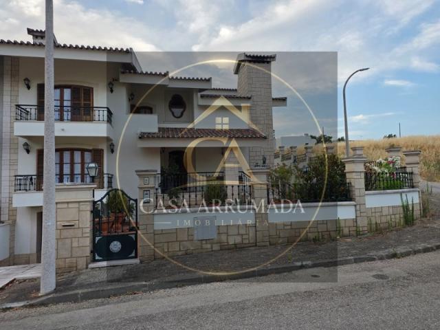 Moradia T4+1 Triplex com 3 Suítes, Garagem e Quintal no Centro de Tomar