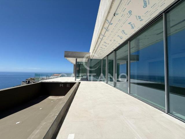 Moradia deslumbrante com vistas desobstruídas 500m² Calheta