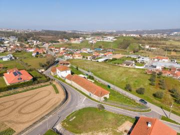Moradia distinta com traça de Palacete, e Adega Rústica com elevado potencial de valorização, em Vale do Horto, Leiria!
