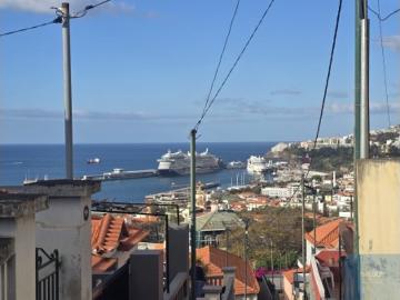 Moradia dividida em Dois Pisos Independentes no Funchal