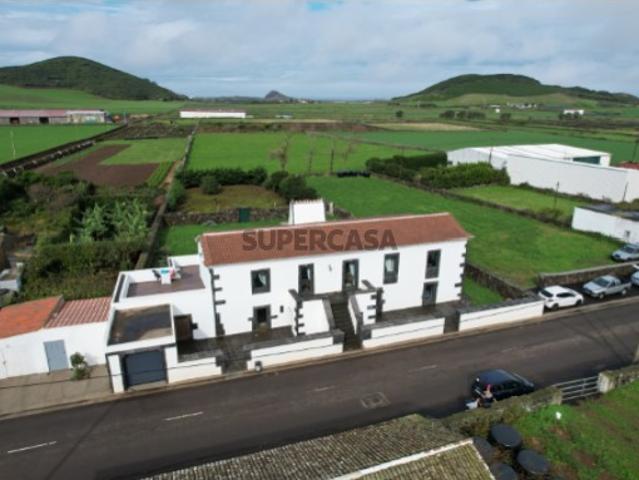 Moradia dividida em 2 apartamentos inserida em terreno com 3978m2, Ilha da Graciosa, Açores
