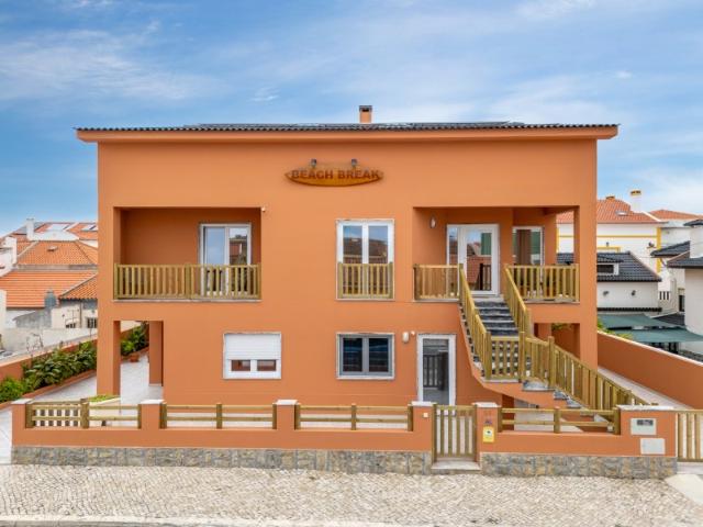 Moradia dividida em 4 apartamentos, ideal para alojamento local a 100m da praia