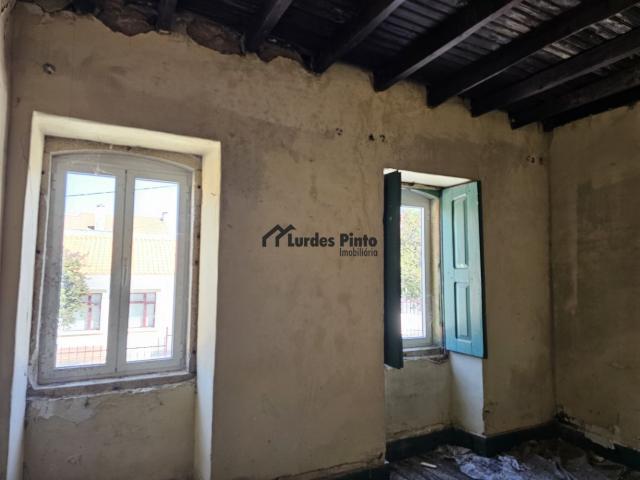 Moradia dois pisos com restauro iniciado Castelo Branco