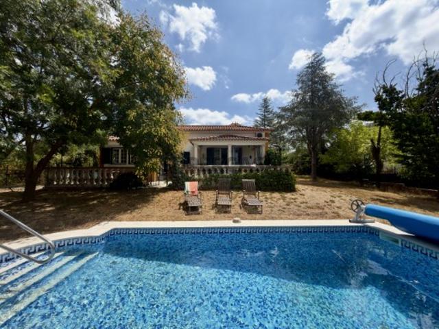 MORADIA EXCECIONAL COM 4 QUARTOS, ANEXO INDEPENDENTE, PISCINA E IMPLANTADA NUM TERRENO COM 5.930 M²