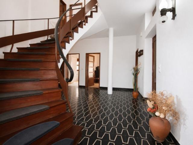 Moradia Exclusiva | 356 m² 7 Quartos T1 Independente Terraço Panorâmico