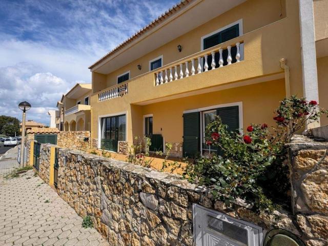 Moradia Exclusiva T3+1 com quintal e cave Multifuncional 275m² Odiáxere