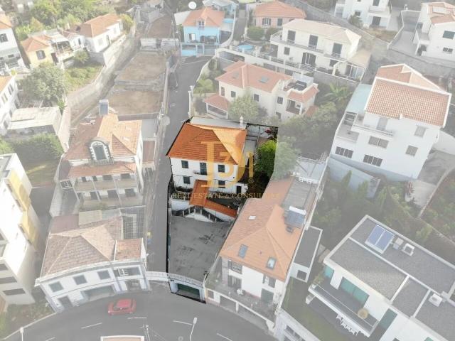 Moradia Exclusiva T4 com Vista Deslumbrante sobre o Mar e a Baía do Funchal