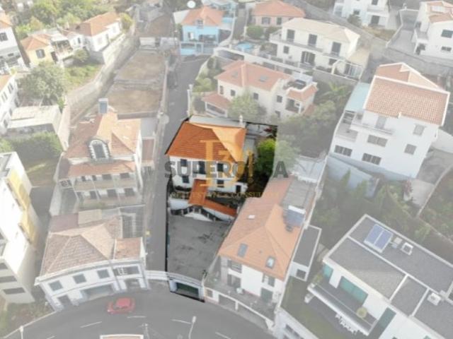 Moradia Exclusiva T4 com Vista Deslumbrante sobre o Mar e a Baía do Funchal