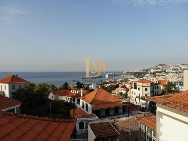 Moradia Exclusiva T4 com Vista Deslumbrante sobre o Mar e a Baía do Funchal