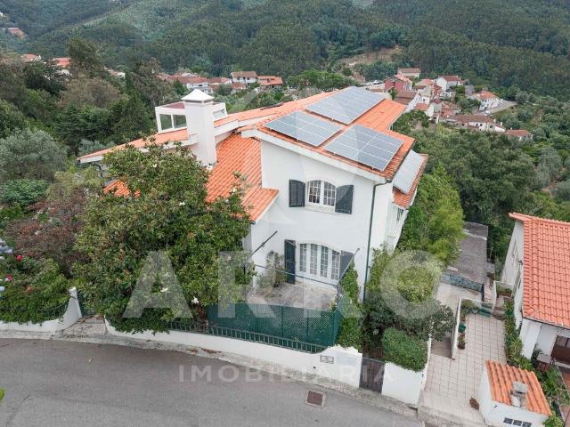 Moradia Exclusiva com 1.400 m² de Terreno a 2 Minutos do Cen. 438m² Santo António Dos Olivais