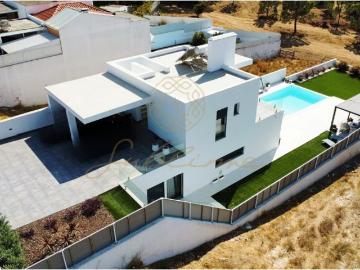 Moradia Exclusiva com 6 Assoalhadas e Piscina de Transbordo