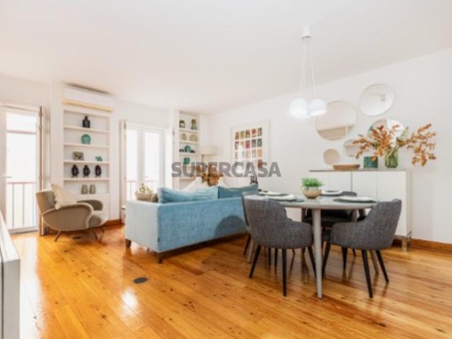 Moradia Exclusiva com Garagem e 3 Suites junto à Av. da Liberdade!