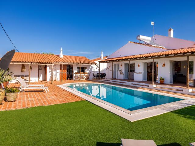 Moradia exclusiva com lareira, piscina de água salgada e vistas mágicas para a serra de Monchique!