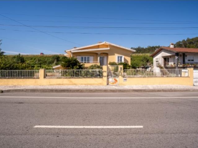 Moradia Exclusiva com Piscina Interior e Terreno de 1.355 m² em Oliveira de Azeméis