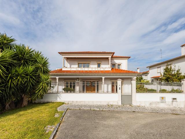 Moradia Exclusiva com Piscina, Jardim e Áreas Amplas