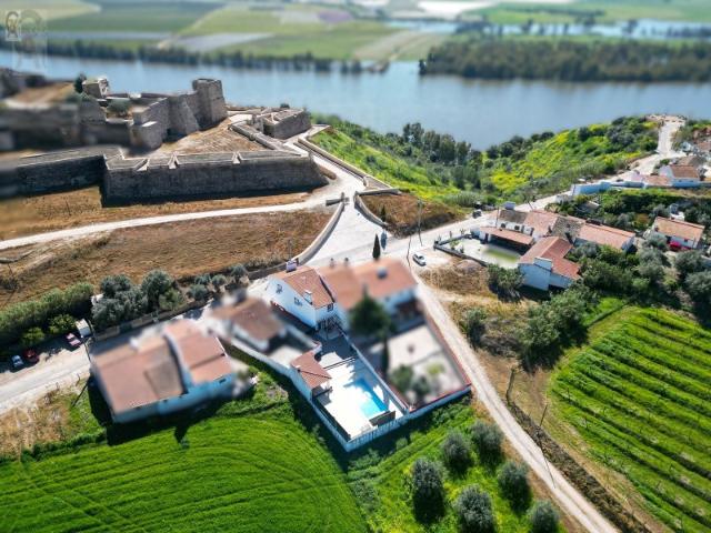 Moradia exclusiva com Piscina junto ao Castelo de Juromenha 189m² de Requinte 'Chave na Mão'