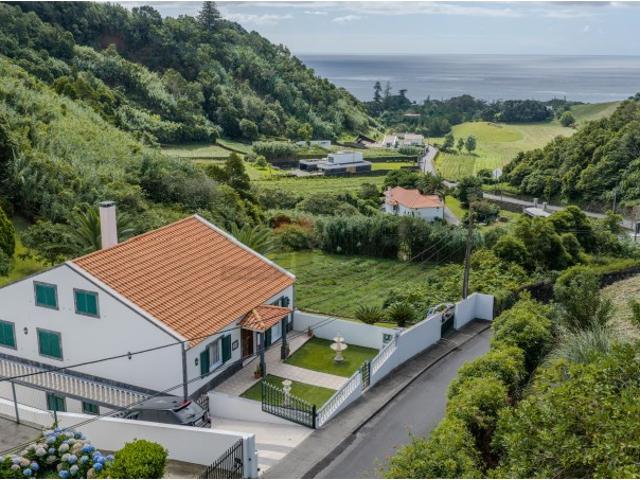 Moradia Exclusiva com Vista Mar + Terreno Urbano Independente Frente de 30m na Caloura