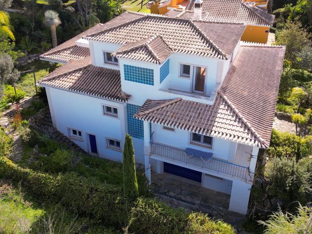 Moradia exclusiva, construção moderna, 4 suites, jardim imer. 419m² Portimão