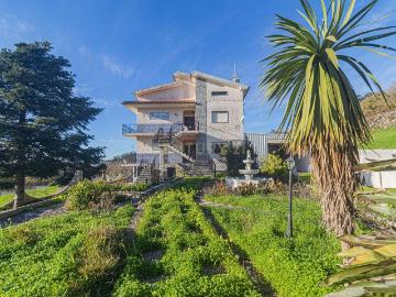 Moradia Exclusiva de 3 Pisos com Vista de Campo Deslumbrante, em Casainhos Loures