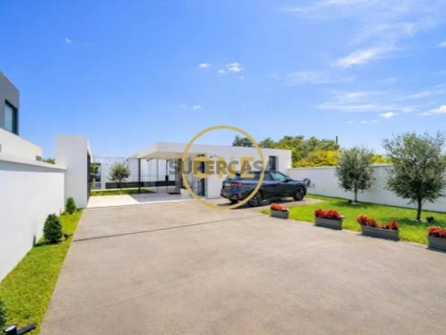 Moradia Exclusiva e Contemporânea de luxo com piscina