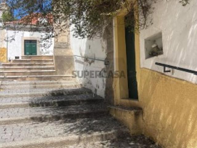 Moradia Exclusiva no Coração de Elvas: Tradição e Elegância com Vista Histórica