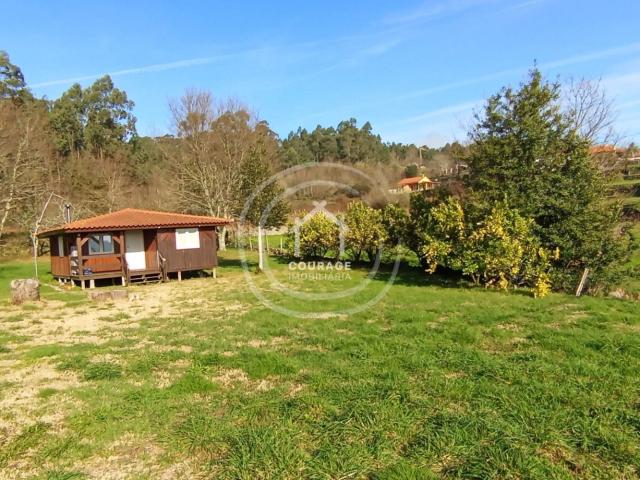 Casa de madeira, em bom estado, água própria, terreno com 2.000m2, em Formariz, Paredes de Coura